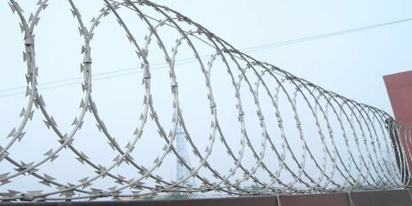 監(jiān)獄防攀爬刀片刺絲