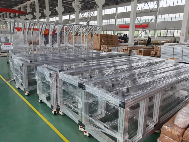 為什么機(jī)器人隔離車間喜歡采用鋁型材做安全防護(hù)圍欄？