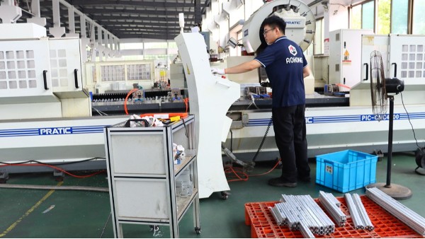 如何解決鋁型材在長(zhǎng)期使用中的老化問(wèn)題？